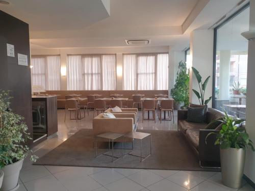 里米尼比安卡贝拉酒店的客厅配有沙发和桌椅
