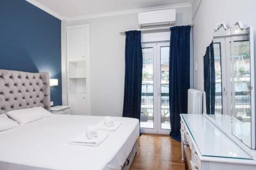 雅典Brand new apt in Zografou的卧室设有一张白色大床和一扇窗户。
