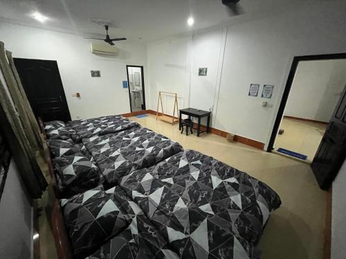 暹粒Errol's Homestay and Hostel的一间卧室配有一张带黑白色棉被的床