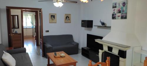 马拉加Casa Manoli的客厅配有沙发和椅子