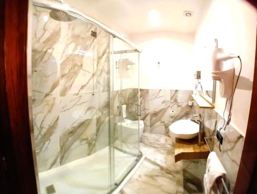 兰佩杜萨美杜莎酒店的带淋浴和盥洗盆的浴室