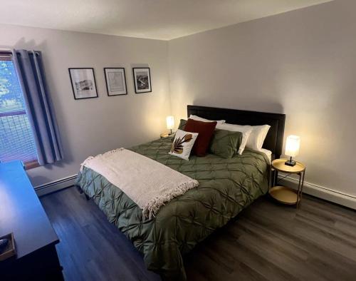 布雷肯里奇French Street Retreat Walk Everywhere的一间卧室配有一张带两盏灯的床。