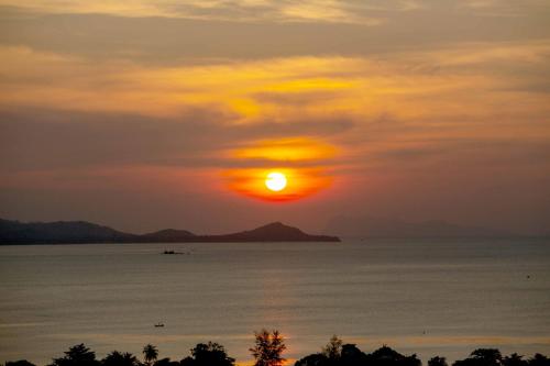 曾蒙海滩Sunset Estates - Samui Luxury Villas的日落在水面上,太阳在天空中