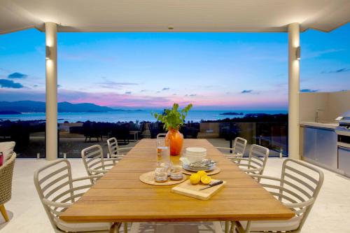曾蒙海滩Sunset Estates - Samui Luxury Villas的一张餐桌,享有海景