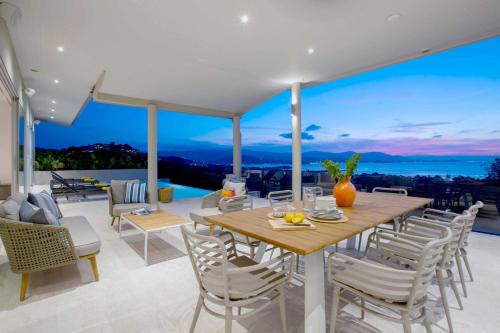 曾蒙海滩Sunset Estates - Samui Luxury Villas的一间带桌椅的用餐室