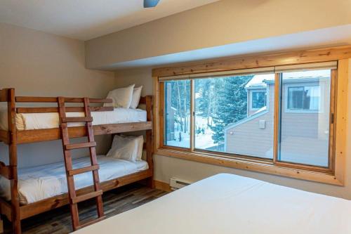 布雷肯里奇Walk to Skiing Hiking and Main Street的一间卧室设有两张双层床和一扇窗户。