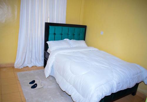 JujaCOMFORT CORNER的卧室设有一张白色大床和一扇窗户。