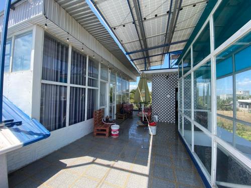 Tấn TàiYolo homestay的享有带庭院的建筑的外部景色