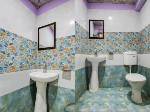 奈尼塔尔Goroomgo Vinayak Mall Road Lake View Nainital - Luxury Room - Best Hotel in Nainital的一间带两个盥洗盆和卫生间的浴室