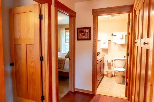 蓝河Tranquil 3BR Home Access To Trails and Mtn Views的一间带卫生间的小浴室和一间卧室