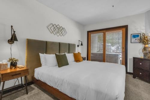 帕克城Gorgeous 1BR Steps From Lifts with Private Hot Tub的卧室设有一张白色大床和一扇窗户。