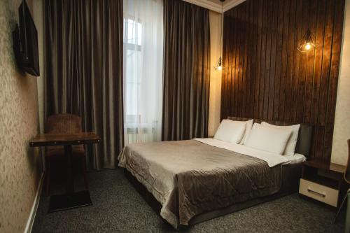 巴库Moss Art Boutique Hotel的酒店客房设有床和窗户。