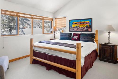 帕克城3BR Townhome Incredible Location的一间卧室设有一张大床和窗户。
