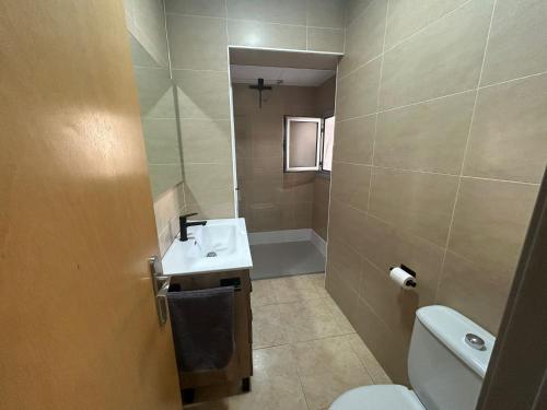 圣卡洛斯拉腊皮塔Casa Maria的一间带卫生间和水槽的浴室