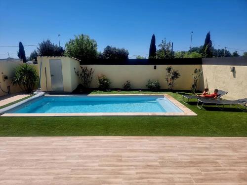 罗尼亚克Agréable Villa 8pers avec vue mer LOGEMENT ENTIER的围栏旁的院子内的游泳池
