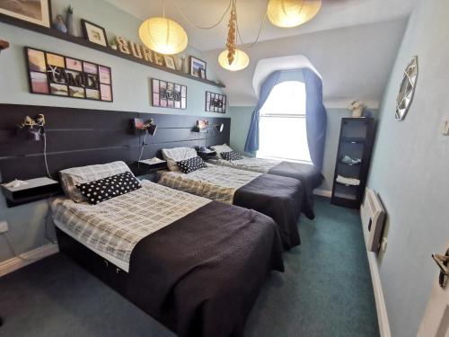 班多伦Sandy Cove Bundoran Sea Views Free Wifi Netflix Luxurious Apartment的客房设有两张床和窗户。