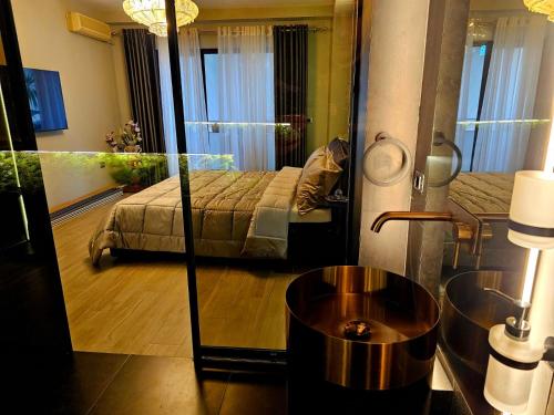 地拉那Blloku Suites, City Centre,Tirana的一间卧室配有一张床和一面大镜子