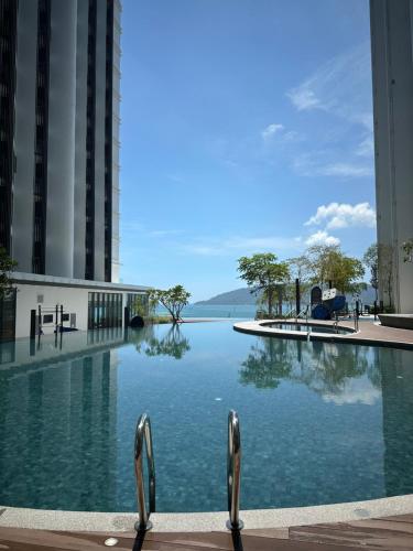 哥打京那巴鲁#8 Summer Seaview Studio Apartment at Kota Kinabalu City Centre的一座建筑物中央的游泳池