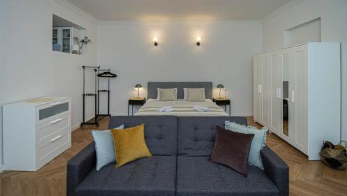 第比利斯Elegant 1BR Vake Apt for 3 - By Wehost的客厅配有沙发和1张床
