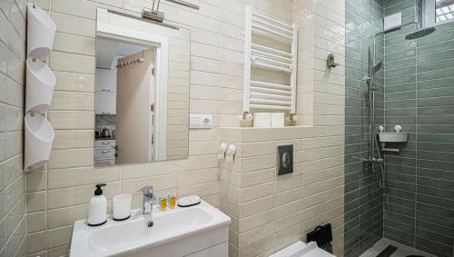 第比利斯Elegant 1BR Vake Apt for 3 - By Wehost的一间带水槽、卫生间和镜子的浴室