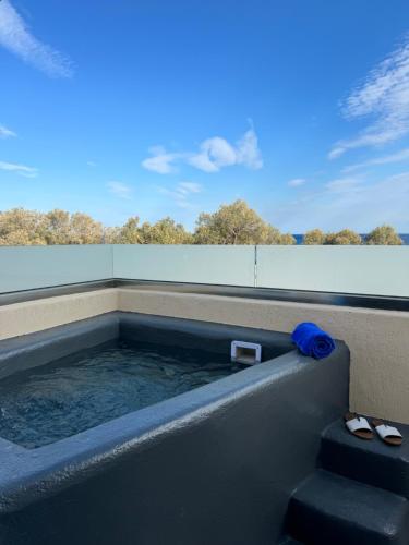 佩里萨佩里萨湾酒店的一个带蓝色毛巾的按摩浴缸