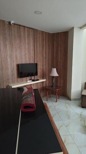JomblangD'Coz RedLiving Star Semarang的客厅配有书桌和电脑
