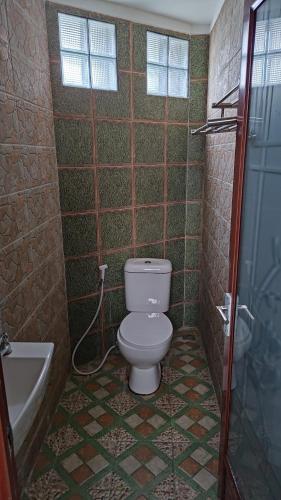 JomblangD'Coz RedLiving Star Semarang的一间带卫生间和浴缸的浴室