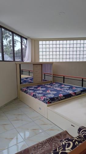 JomblangD'Coz RedLiving Star Semarang的一间带两张双层床的卧室和两个窗户