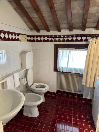 巴萨诺－德尔格拉帕Residenza Angela的浴室设有2个卫生间和水槽