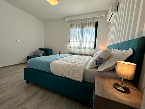 尤塔哈White Star Apartments的一间卧室配有一张床、一张桌子和一盏灯
