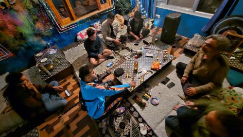 卡索尔Formosa Hostel & Cafe的一群人坐在一个房间里桌子旁
