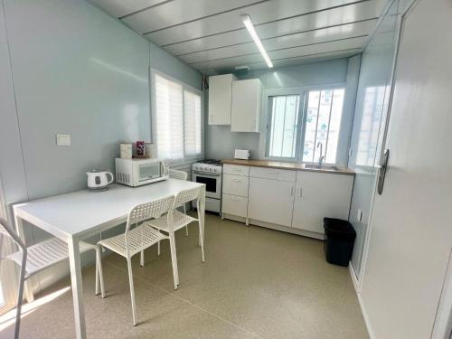 Cedar GroveGrace Container homes的厨房配有白色的桌椅