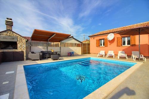 罗波里卡Ferienhaus mit Privatpool für 5 Personen ca 80 qm in Loborika, Istrien Südküste von Istrien的一座房子后院的游泳池