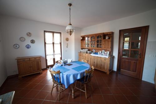 Carbonara ScriviaLa Casetta di Lina的厨房配有一张带蓝桌布的桌子