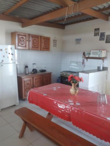 里约布兰科Apart Hotel M6D的厨房配有一张带红色桌布的桌子