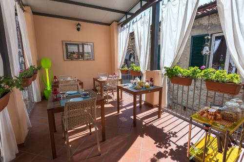 皮斯托亚格里芬伊尔住宿加早餐酒店Il号的阳台配有桌椅和植物
