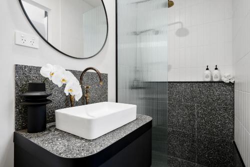 吉朗The Electric Hotel的浴室设有白色水槽和镜子