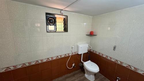 马尔万Coco Hut , Devbaug的一间带卫生间和墙上摄像头的浴室