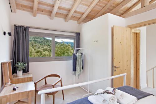 AspiotádesKumquart estate- Grape fruit的一间卧室配有一张床、一张书桌和一个窗户。