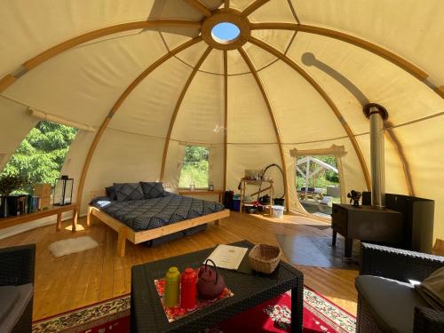 BjuråkerFrisbo Lodge - Romantic night in a dome tent lake view的帐篷内的一个床位房间