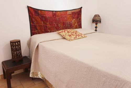 ZagaroloIl Ninfeo " le cocon" appartamento的一间卧室配有一张带枕头的床