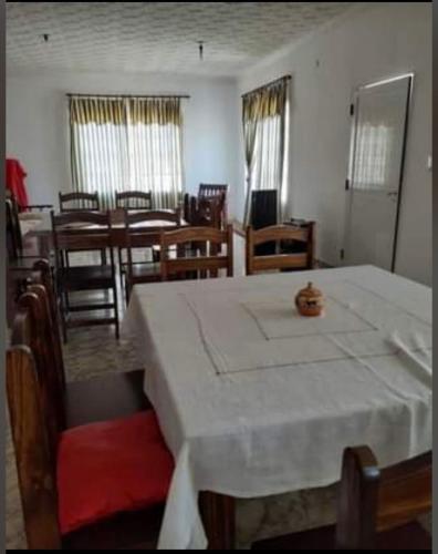 阿迈查德尔瓦勒Hospedaje Parano的配有一张床和一张桌子及椅子的房间