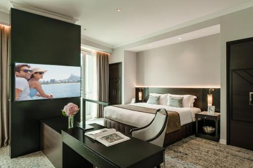 吉隆坡雅诗阁住宅酒店的酒店客房设有一张大床和一张书桌。