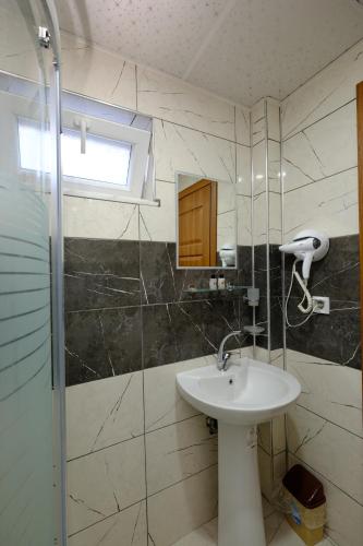 安塔利亚Venüs Hotel的一间带水槽和淋浴的浴室