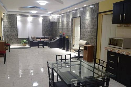 雷诺萨Acogedor departamento en el centro de la ciudad的客厅配有玻璃桌和沙发