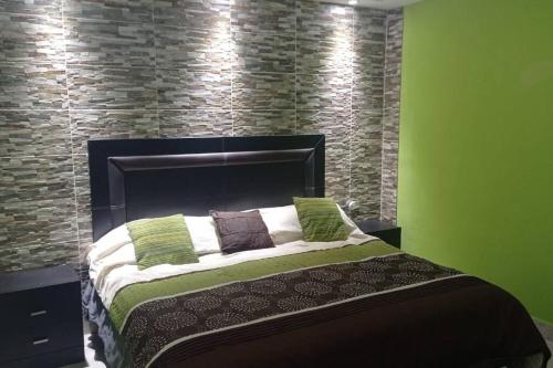 雷诺萨Acogedor departamento en el centro de la ciudad的一间卧室配有一张砖墙床