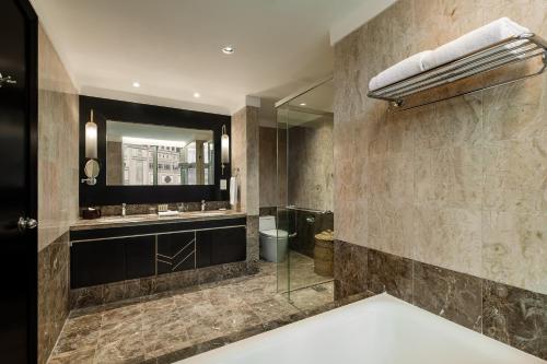 吉隆坡雅诗阁住宅酒店的一间带水槽和镜子的浴室
