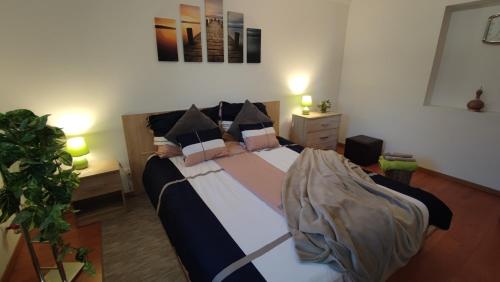加尔多尼Limonádé Apartman的一间卧室配有一张带枕头的大床