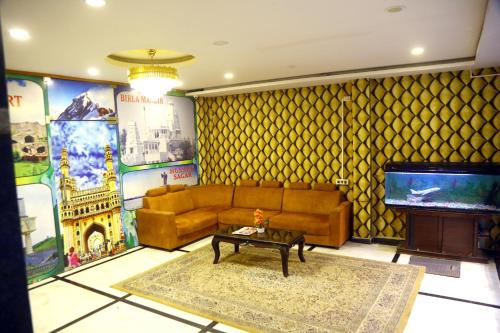 商沙巴Hotel MN Grand Shamshabad Airport Zone Hyderabad的带沙发和电视的客厅