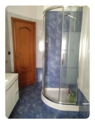 热那亚Terrazza sul mare citra 1666的带淋浴的浴室和玻璃门